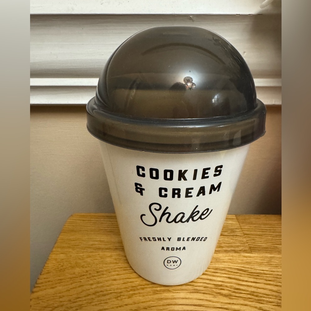 DW Home Cookies & Cream Shake Scented Candle